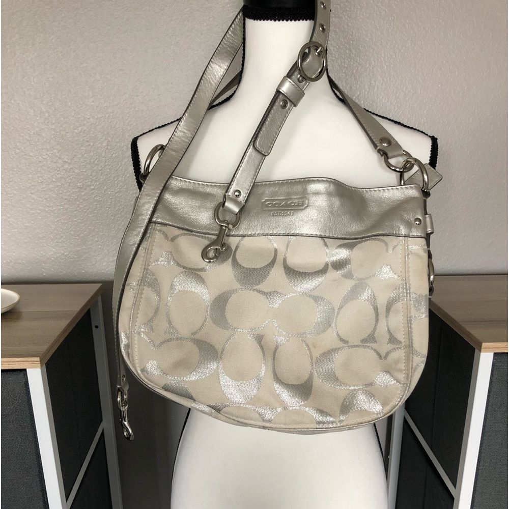 This is a vintage coach purse and it is very nice. Shoulder strap included.